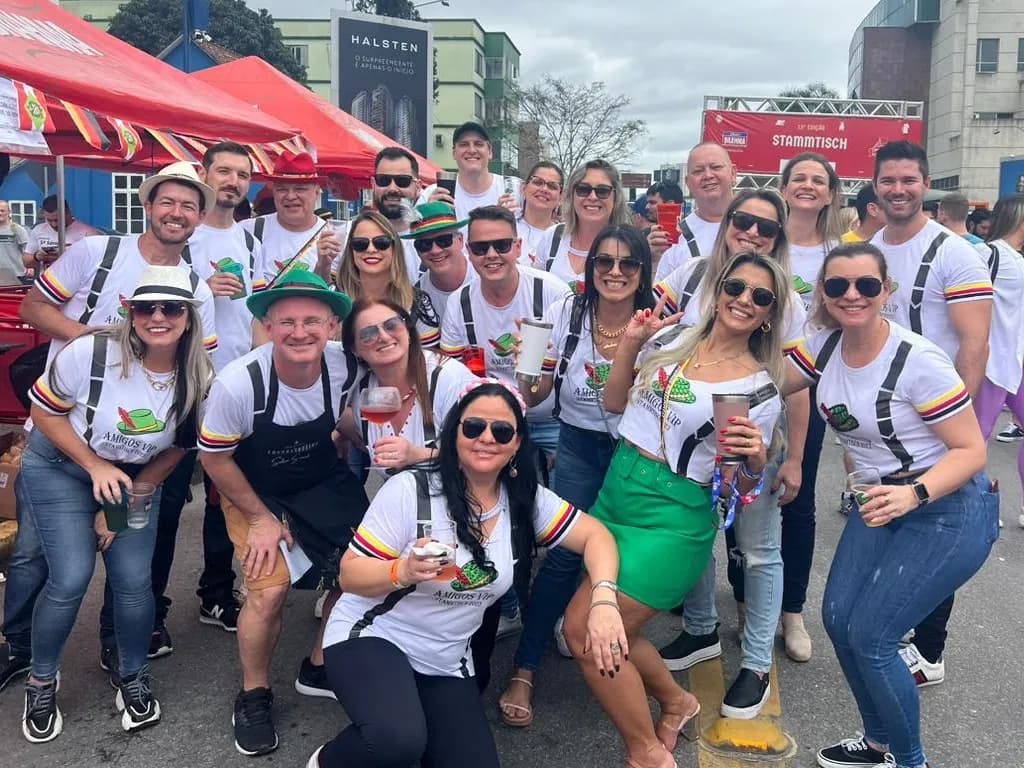 Grupo de amigos em evento vestindo camisetas personalizadas Jana Jô