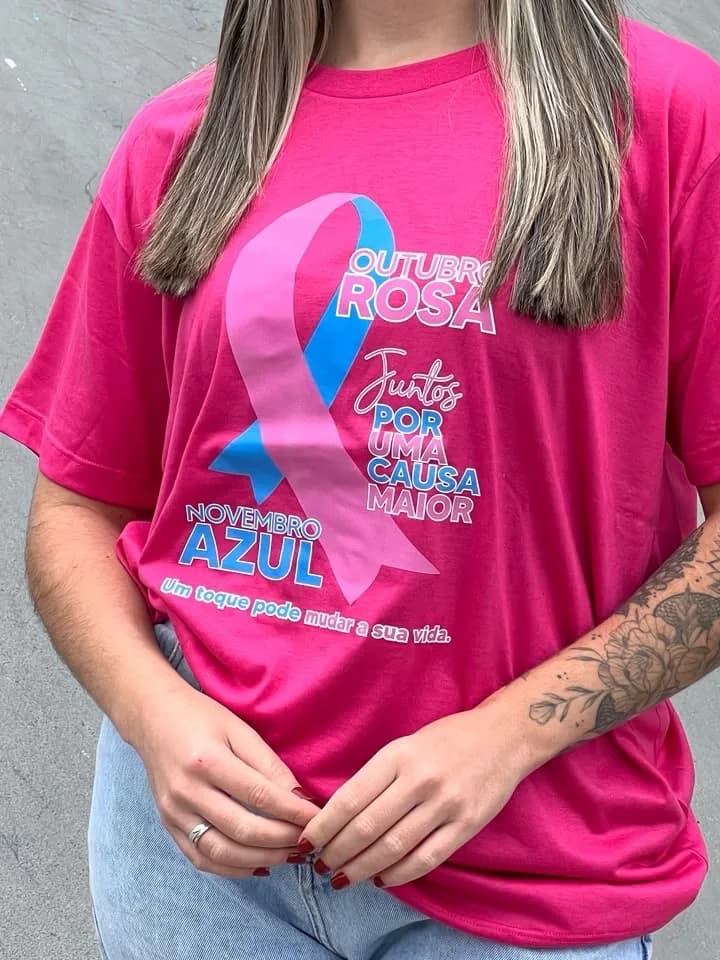 Camiseta pink com o laço rosa e azul e a frase juntos por uma causa maior