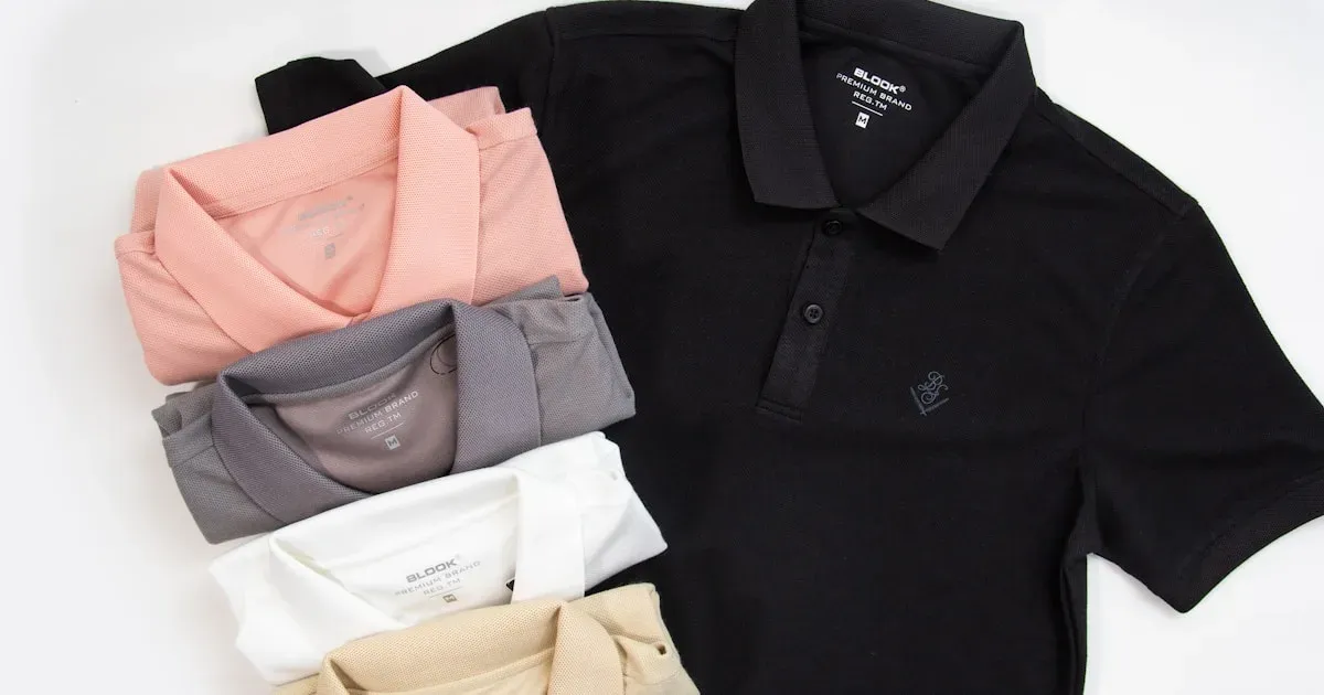 Camisas polo em malha piquet em várias cores sobre fundo branco