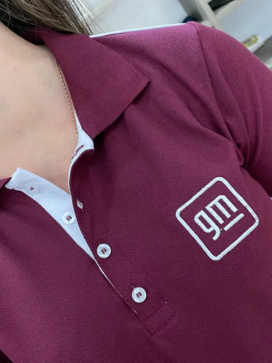 Camisa polo bordô com logo GM bordado