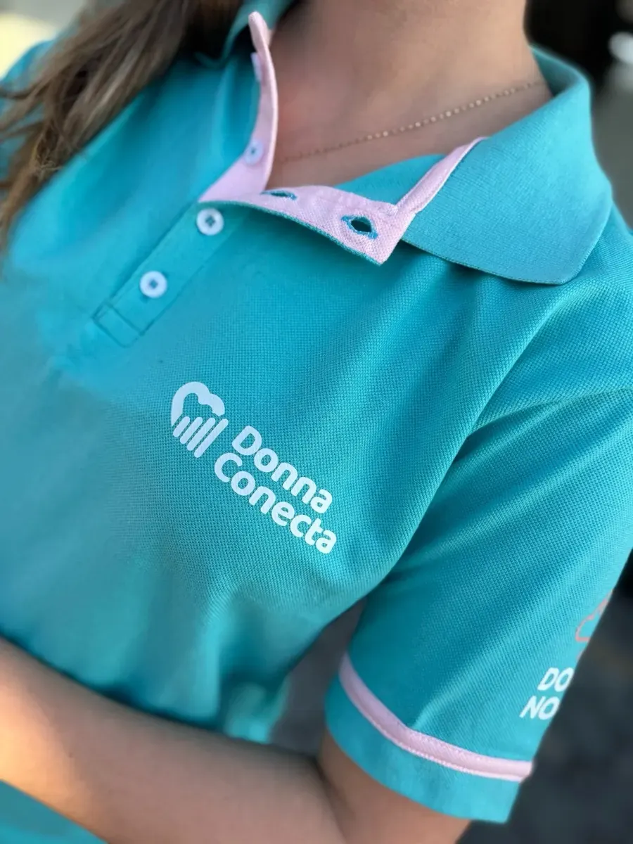 Camisa polo verde-água Donna Conecta com detalhes rosa