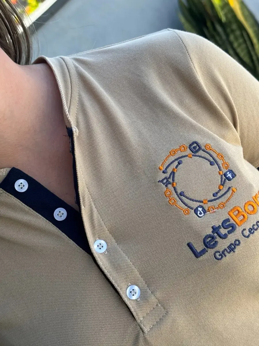 Camisa polo bege com bordado LetsBora