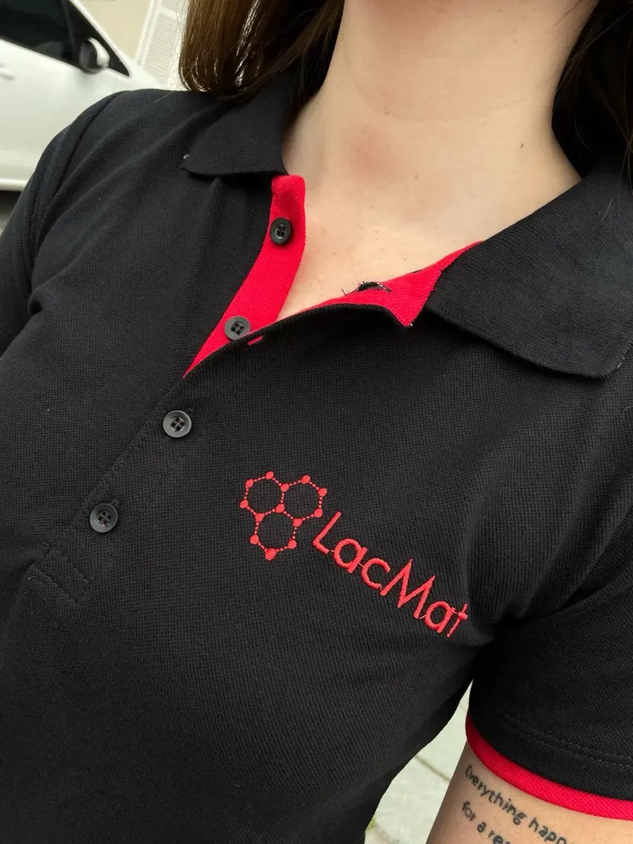 Camisa polo preta com bordado LacMat