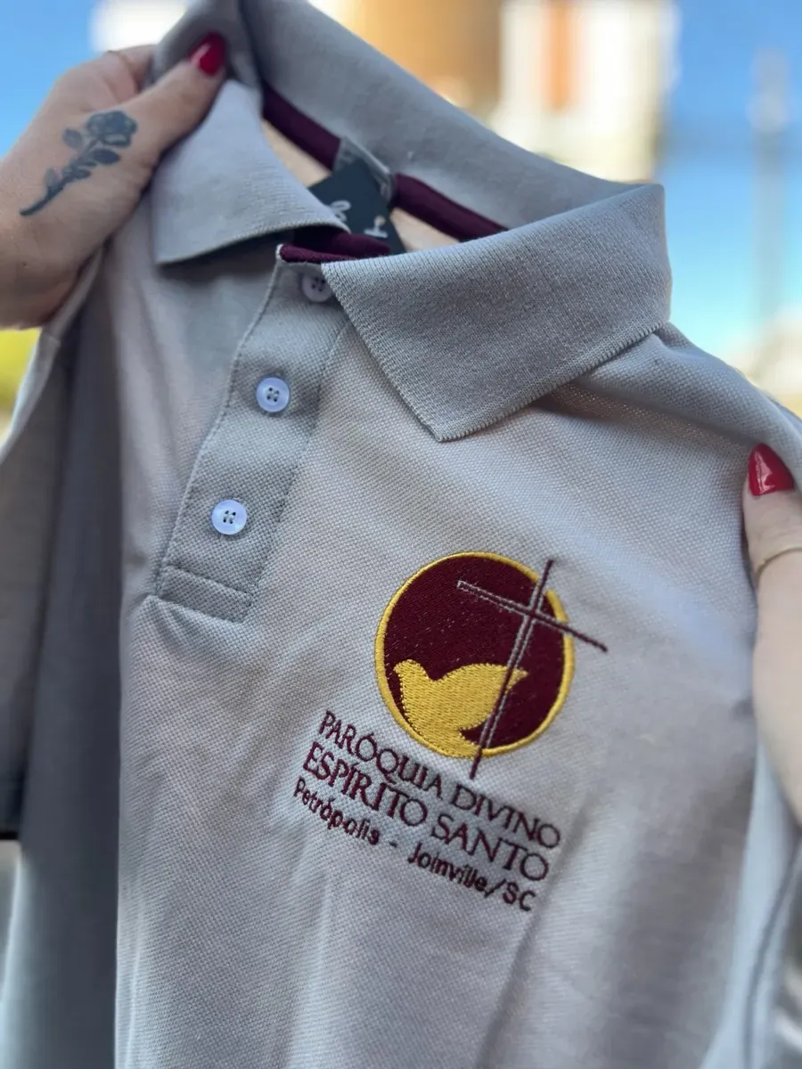 Camisa polo com bordado da Paróquia Divino Espírito Santo