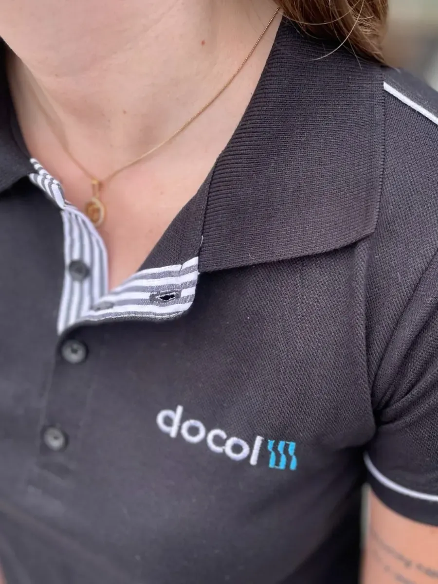 Camisa polo preta com bordado Docol