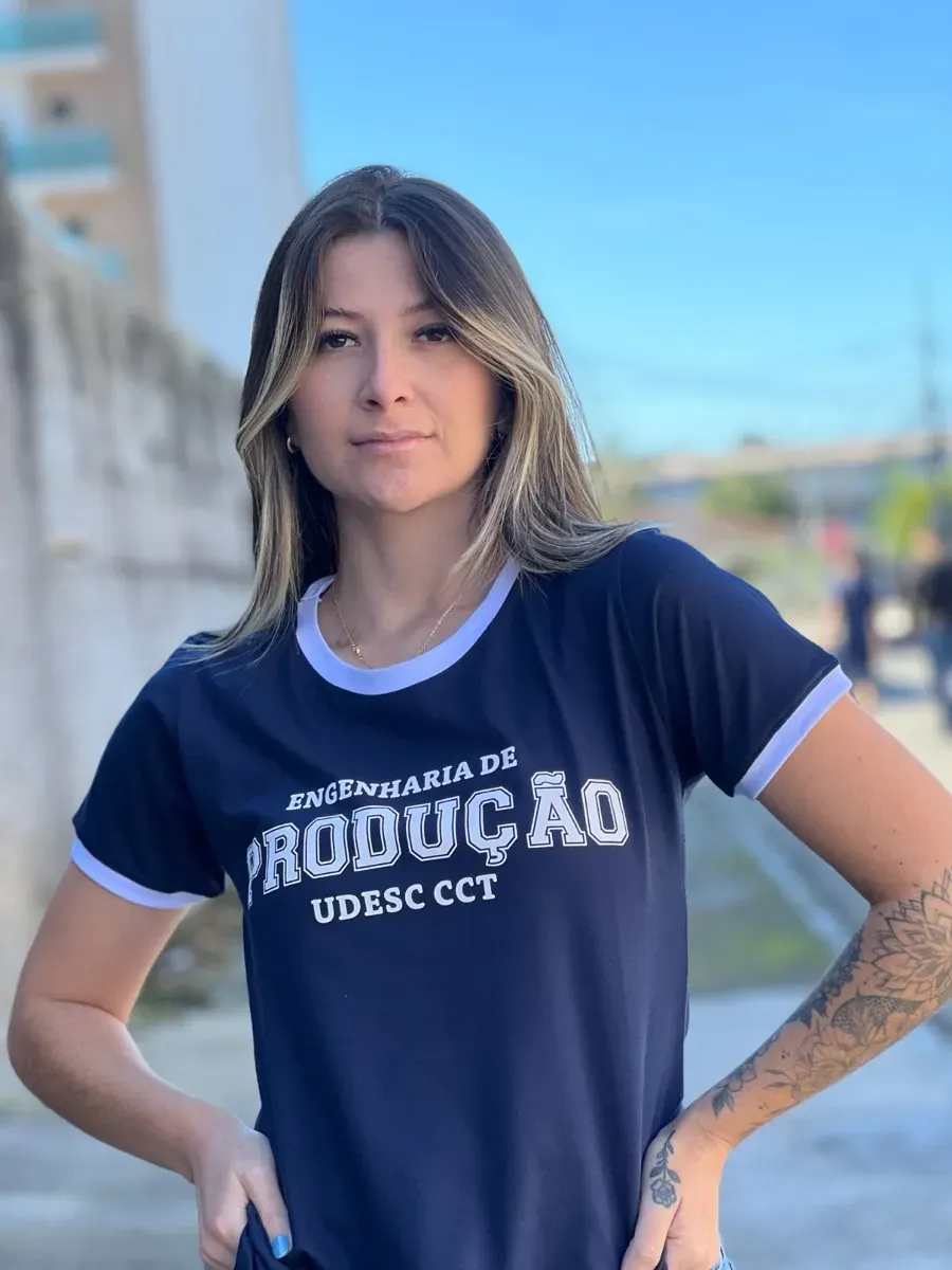 Camiseta azul-marinho Engenharia de Produção UDESC CCT com gola e punhos contrastantes