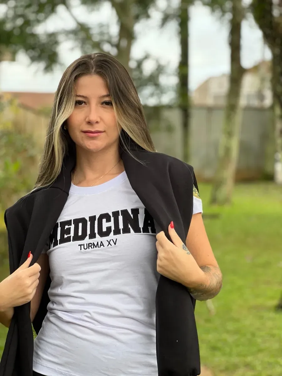 Camiseta branca com bordado Medicina Turma XV