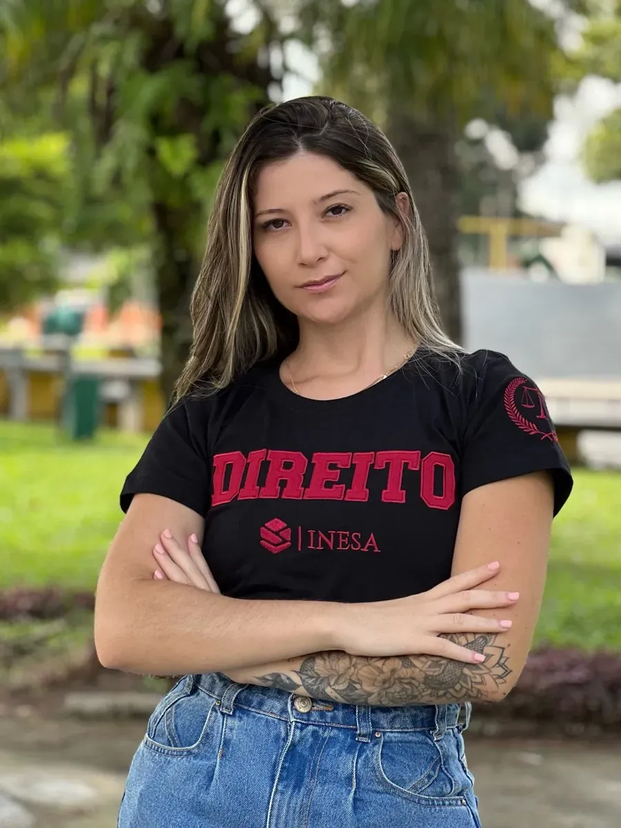 Camiseta preta Direito INESA com bordado vermelho