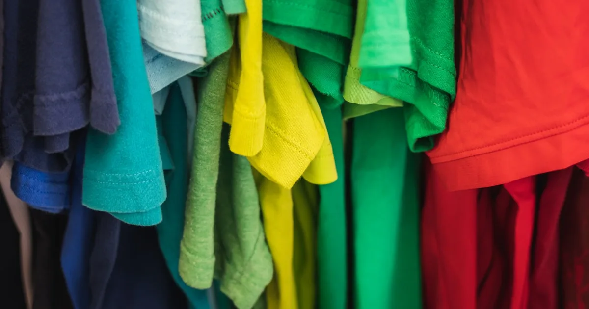 Camisetas penduradas em várias cores — psicologia das cores em uniformes