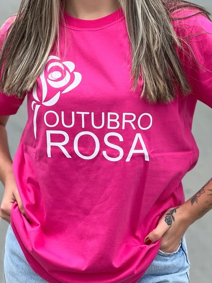 Camiseta pink de Outubro Rosa com a estampa de uma rosa em traço branco
