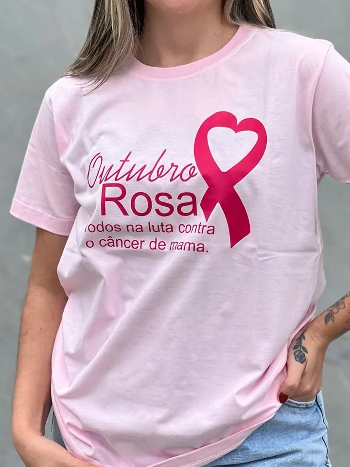 Camiseta rosa claro com o laço da campanha em formato de coração