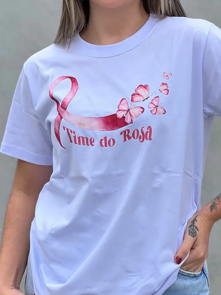 Camiseta branca com laço rosa em aquarela e borboletas