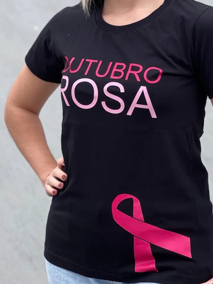 Camiseta preta com Outubro Rosa no peito e um laço grande na barra