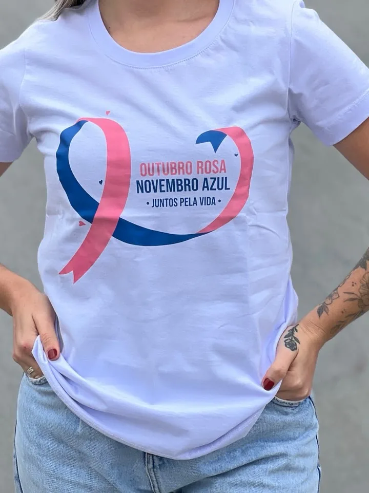 Camiseta branca com o laço rosa e azul da campanha estampado