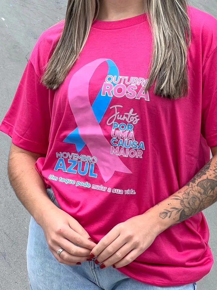 Camiseta pink com o laço rosa e azul e a frase juntos por uma causa maior