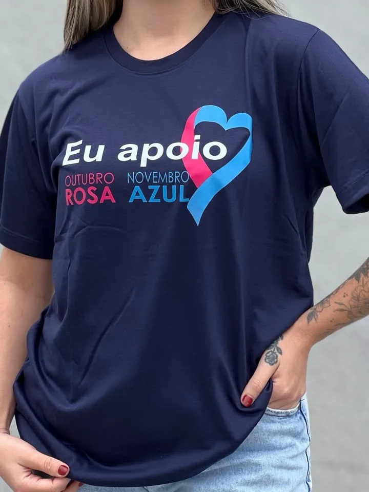 Camiseta azul marinho com a frase Eu apoio Outubro Rosa e Novembro Azul