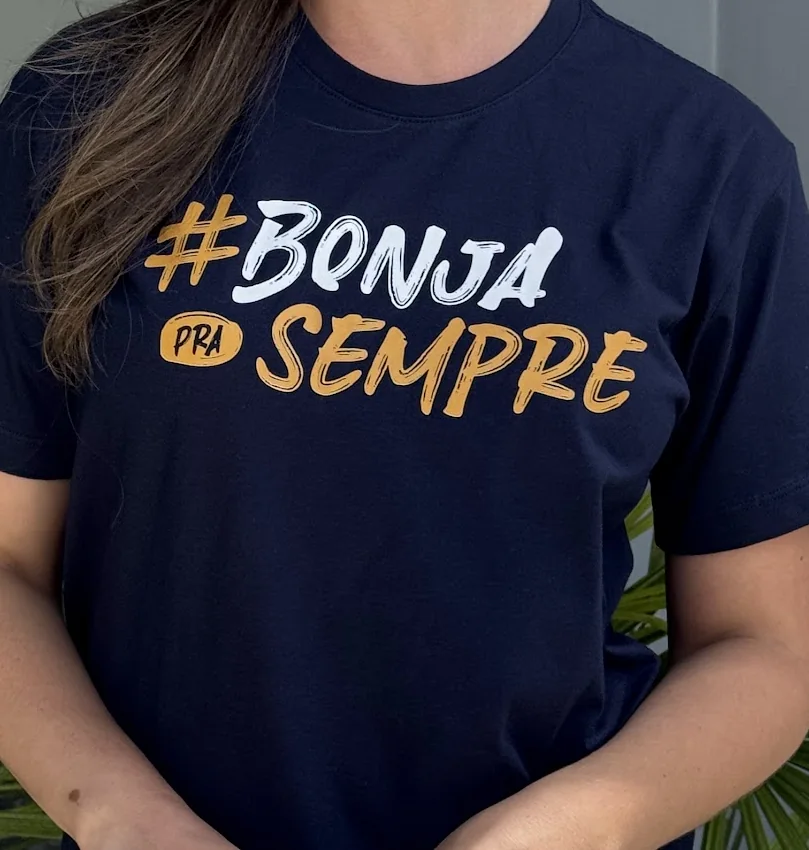 Estampa no peito de camiseta azul-marinho em algodão